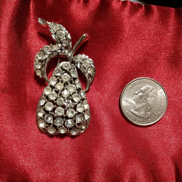 Vintage Estate Pear Brooch in Clear Rhinestones with Leaves 2" x 1" Beautiful. - Picture 7 of 8